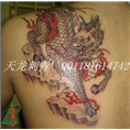 万州**的纹身店 