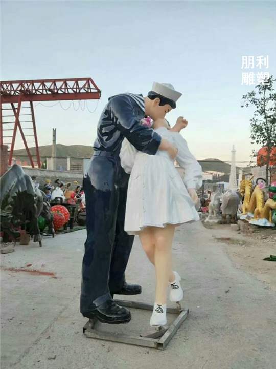情侣购物铜雕塑，步行街人物铜雕