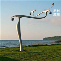 男人击打乐器铜雕塑
