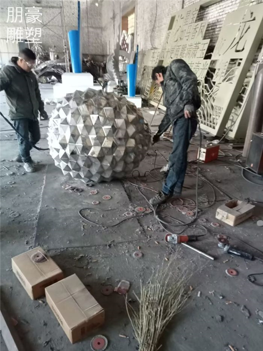 制作形象黑使松果雕塑类型生产