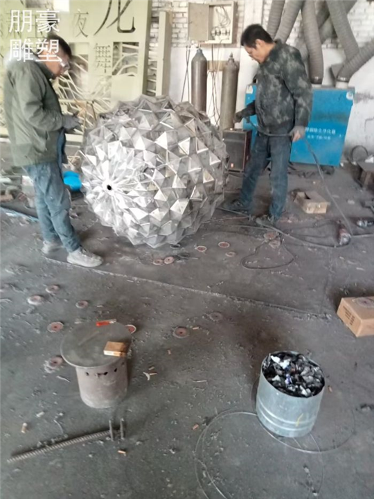供求草地松果雕塑摆放工厂