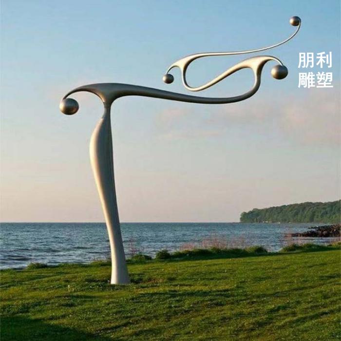 男人击打乐器铜雕塑