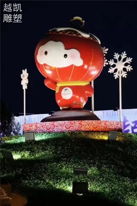 优选街头冰墩墩雕塑抽象