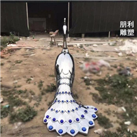 孔雀喝水铜雕塑，铸铜孔雀雕塑
