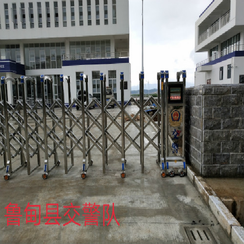 昭通伸缩门施工现场 