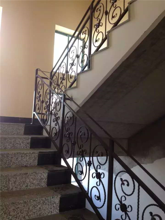 威海铁艺楼梯扶手