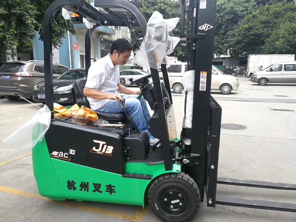 高价收购二手叉车，柴油叉车，电动叉车，抱夹叉车，免费评估 
