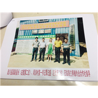 蝎子养殖能手在与参观**合影 