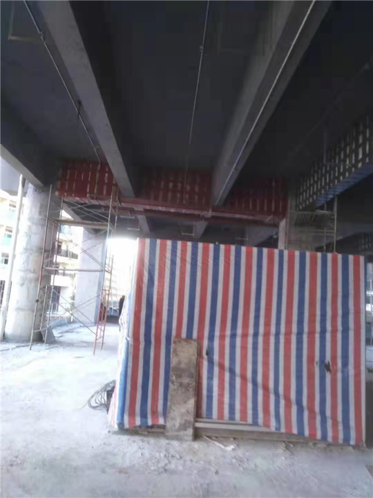 湖南长沙某小区梁进行碳纤维布及钢板加固 