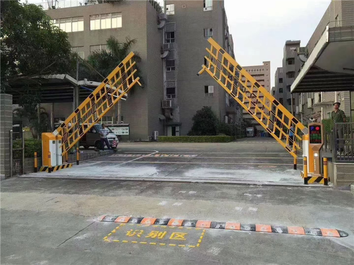 厦门伸缩门