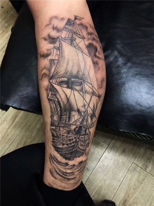 米木刺青，乐山纹身，小腿帆船海浪纹身 