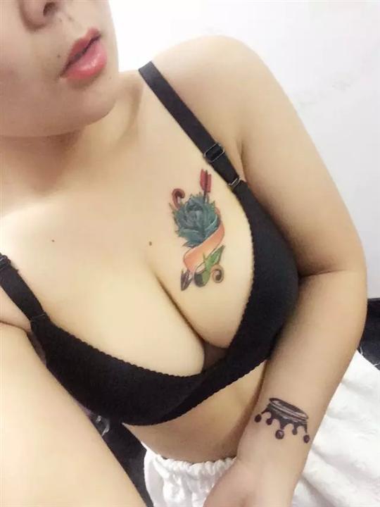 胸部玫瑰花 