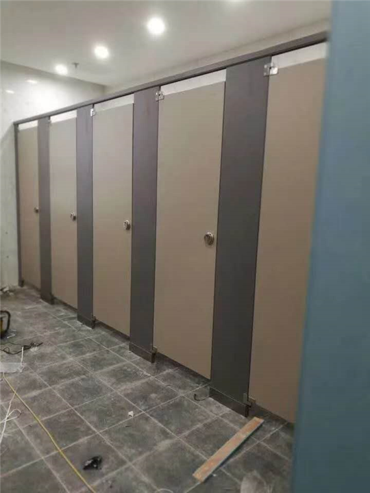 云南卫生间隔断装置的几项步骤