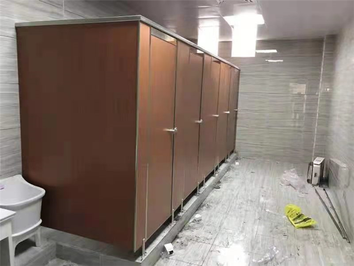 云南昆明卫生间隔断安装涉及到的细节问题