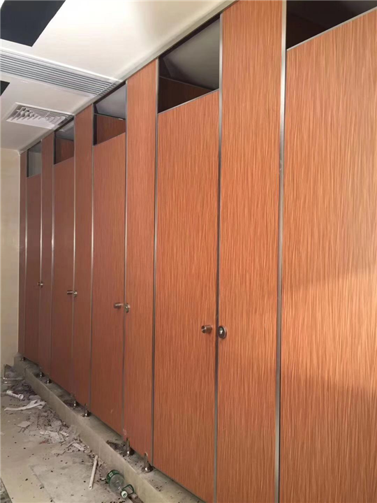 云南卫生间隔断装置的几项步骤