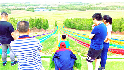 张北县农家院,绿草、蓝天、白云 