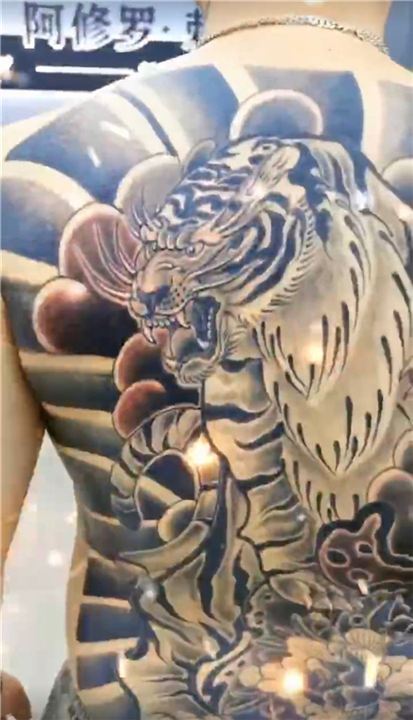 石狮纹身多少钱** 