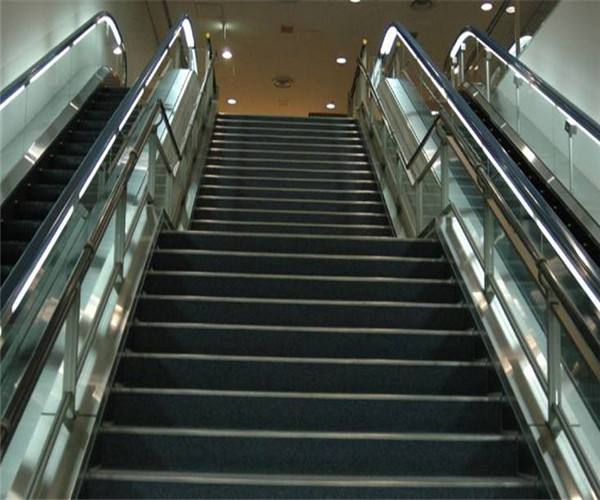 青岛乘电梯应避免的10种危险举动 