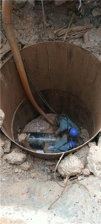 清远市清城区东城街道莲蟠路疏通下水道