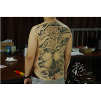 石狮满背纹身