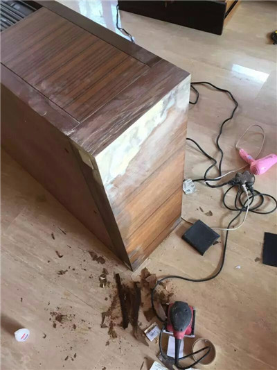修补家具 