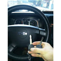 聊城开锁公司讲解车钥匙锁在车里了怎么开锁？