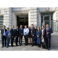 英国国际贸易部门口和合影 