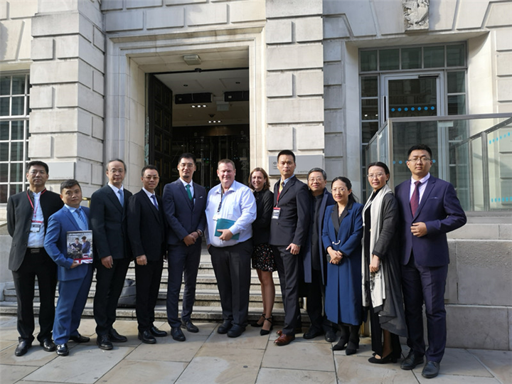 英国国际贸易部门口和合影 