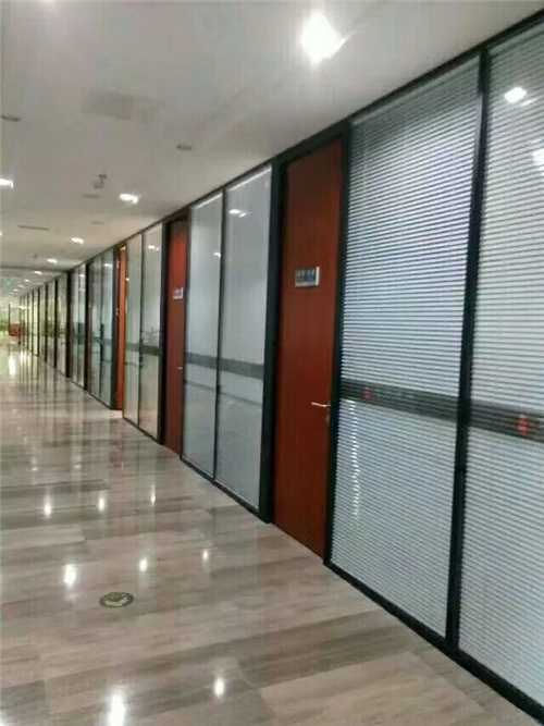 办公室玻璃隔断如何能充分利用空间 
