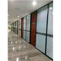 办公室玻璃隔断如何能充分利用空间 