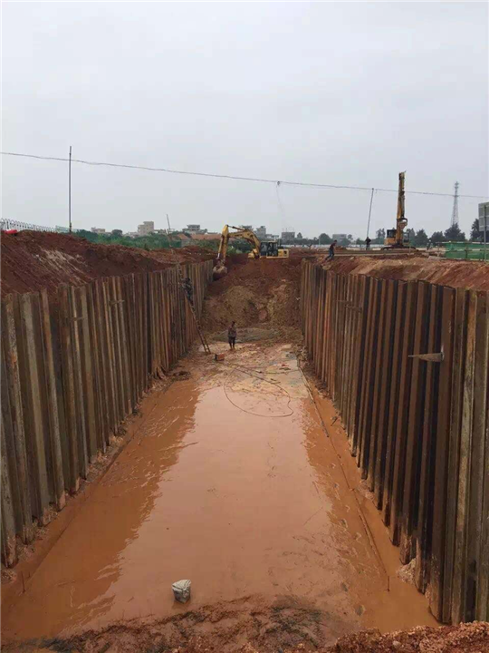 钢板桩用于路基建设 