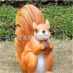 卡通松鼠雕塑 