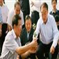 在丰城白土镇岗霞村高产油茶产业基地，贾治邦、苏荣等**一边认真察看茶树苗培育情况。(刘小虎 摄).rar 