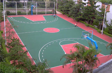 学校球场跑道地面的处理有什么要求?