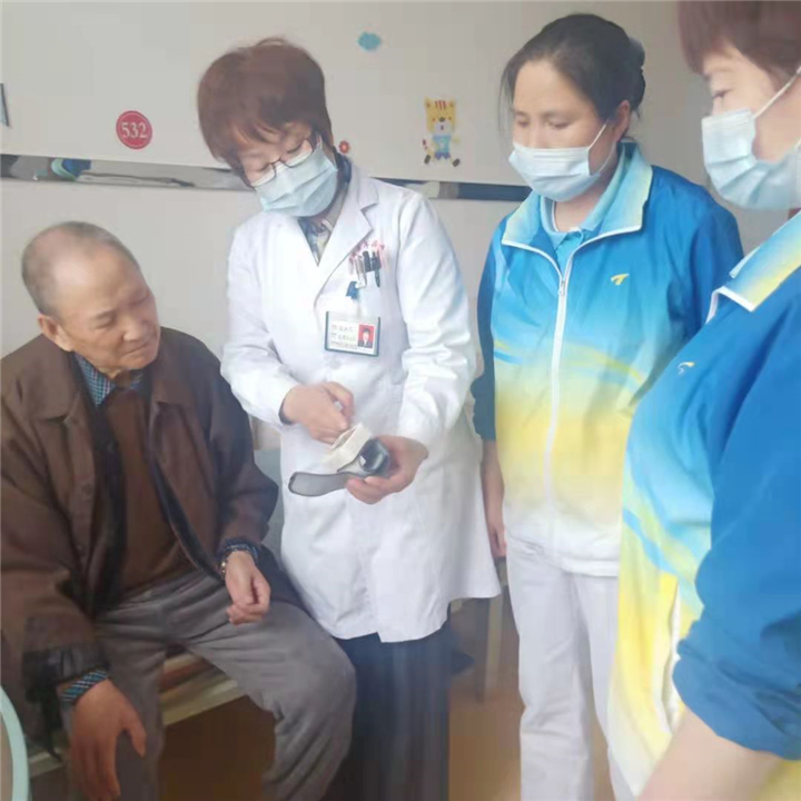 新疆老年公寓医护血压测量
