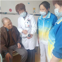 新疆老年公寓医护血压测量