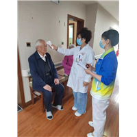 新疆老年公寓测体温