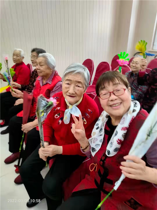 新疆老年公寓开心的老人