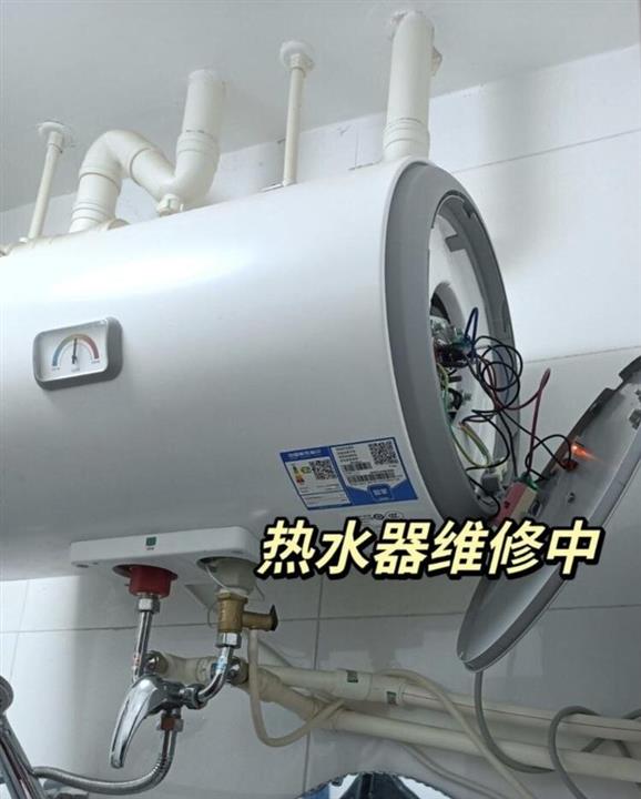 通辽电热水器维修作业中